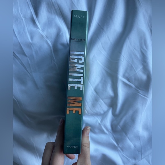 Ignite Me by Tahereh Mafi - Picture 2 of 3